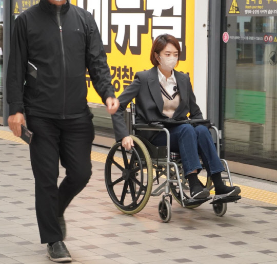 고민정 더불어민주당 의원이 6일 휠체어를 탄 채 지하철을 타고 출근했다. <고민정 의원 페이스북 캡처>